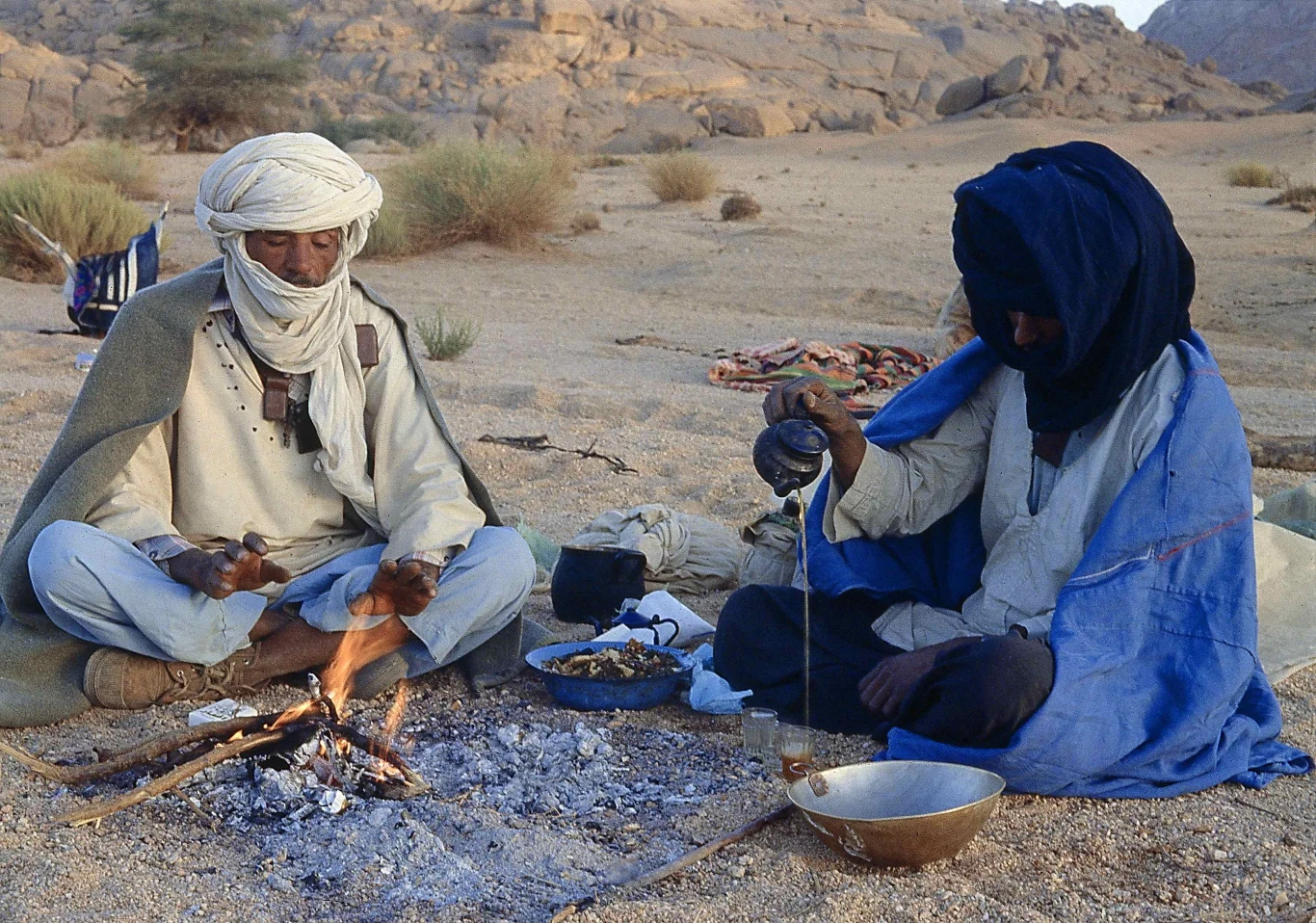 Tuaregowie, dumni władcy pustyni, doskonale przystosowali się do życia w skrajnie trudnych warunkach