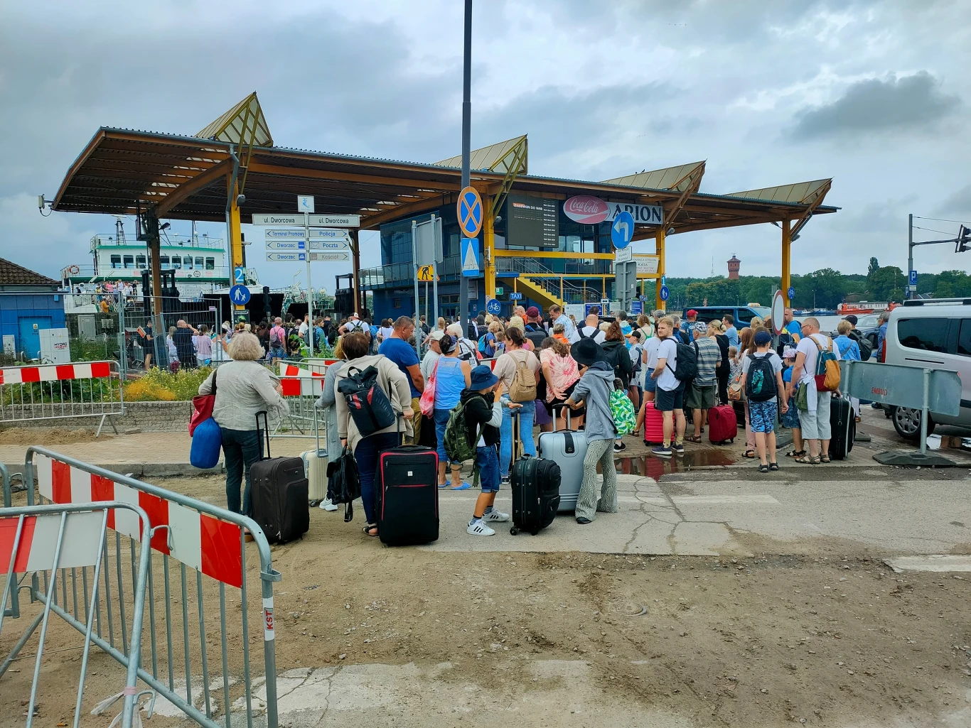 Po wyjściu z pociągu czas na kolejny transport - tym razem statkiem przez Świnę Po wyjściu z pociągu czas na kolejny transport - tym razem statkiem przez Świnę