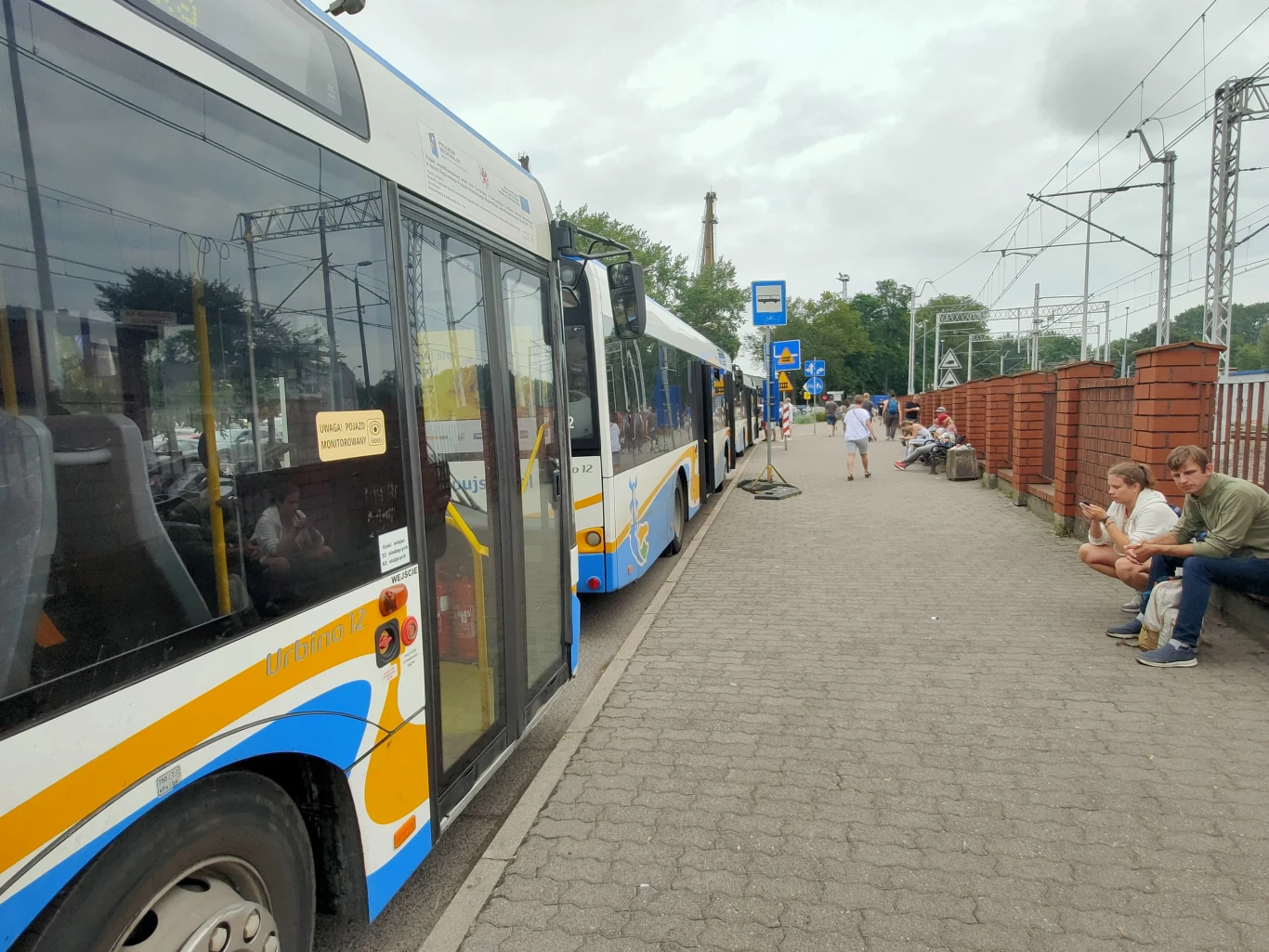 Sznur autobusów czekających na pasażerów "Bielika" Sznur autobusów czekających na pasażerów "Bielika"