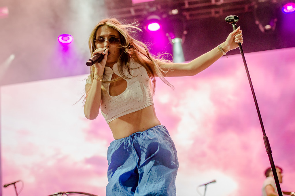 Mimi Webb podczas występu na Kraków Live Festival