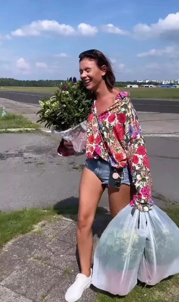 Klaudia Halejcio wysiadła z awionetki z naręczami zakupów. Klaudia Halejcio wysiadła z awionetki z naręczami zakupów.