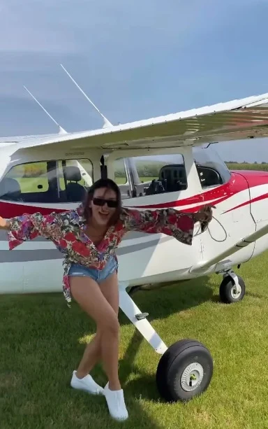 Klaudia Halejcio poleciała po zakupy awionetką. Klaudia Halejcio poleciała po zakupy awionetką.