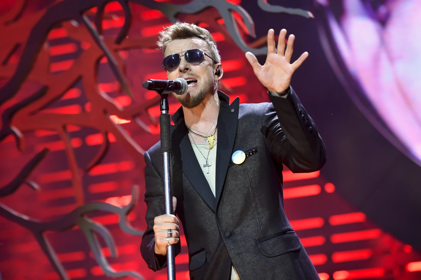 Piotr Kupicha zaśpiewał utwór "Demony wojny" z repertuaru Budki Suflera.