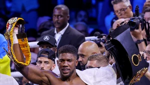 Anthony Joshua zabrał dwa pasy Ołeksandra Usyka i wyrzucił je poza ring