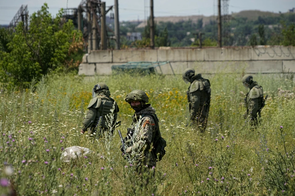 Rosyjscy saperzy podczas rozminowywania terenu w okolicach Mariupola. Zdjęcie ilustracyjne Rosyjscy saperzy podczas rozminowywania terenu w okolicach Mariupola. Zdjęcie ilustracyjne