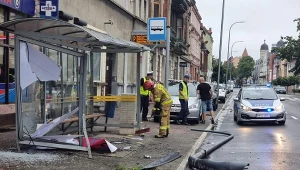 Miejsce zdarzenia po wypadku. Widać zniszczony przystanek autobusowy oraz przewróconą latarnię