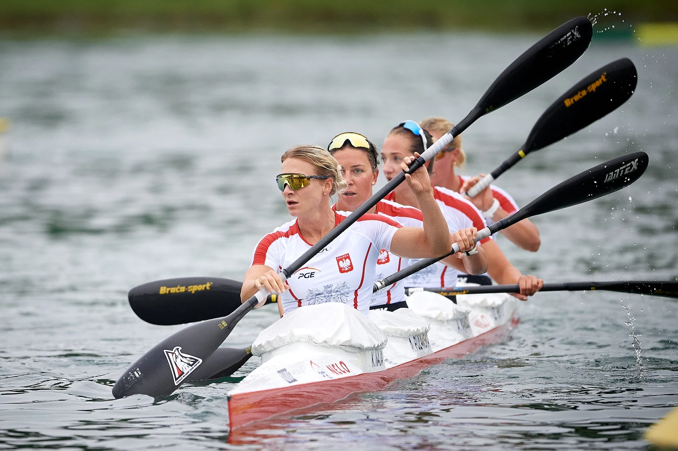 Karolina Naja, Anna Puławska, Dominika Putto, Adrianna Kąkol. Jedna z dwóch zbiorowych kandydatur w fazie zasadniczej plebiscytu „As Sport”. Naja, Puławska, Kąkol i Putto, czyli cztery nasze wyśmienite kajakarki, w takim właśnie składzie nie tylko zdobyły złoty medal mistrzostw Europy w Monachium na 500 m, ale i po rywalizacji na dokładnie takim samym dystansie weszły w posiadanie złotych krążków na mistrzostwach świata w kanadyjskim Dartmouth. Na marginesie warto dodać, że Naja i Puławska w czasie MŚ i ME nie dały szans swoim rywalkom również w zmaganiach dwójek, a druga z wymienionych triumfowała także we współzawodnictwie indywidualnym. Wspaniały rok dla polskiego kajakarstwa – nie ma co do tego wątpliwości!