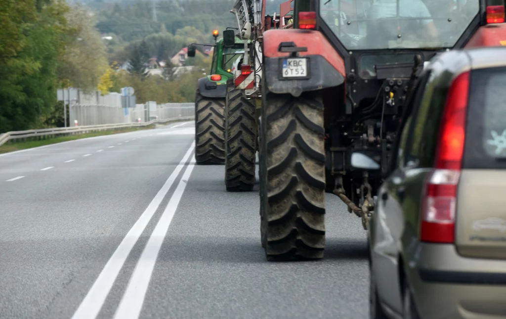 Czy można wyprzedzić traktor na podwójnej linii ciągłej? Czy też należy cierpliwie za nim jechać?