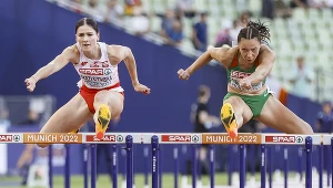 Pia Skrzyszowska walczy o z Lucą Kozák o zwycięstwo w półfinale 100 m przez płotki