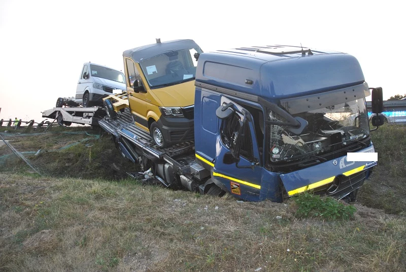 Kierowca tego ciężarowego Mercedesa najechał na pracującą na poboczu lawetę