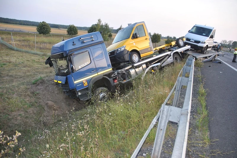 Kierowcy ciężarówki nic się nie stało, ale zginął pracownik ładujący zepsute auto na lawetę Kierowcy ciężarówki nic się nie stało, ale zginął pracownik ładujący zepsute auto na lawetę