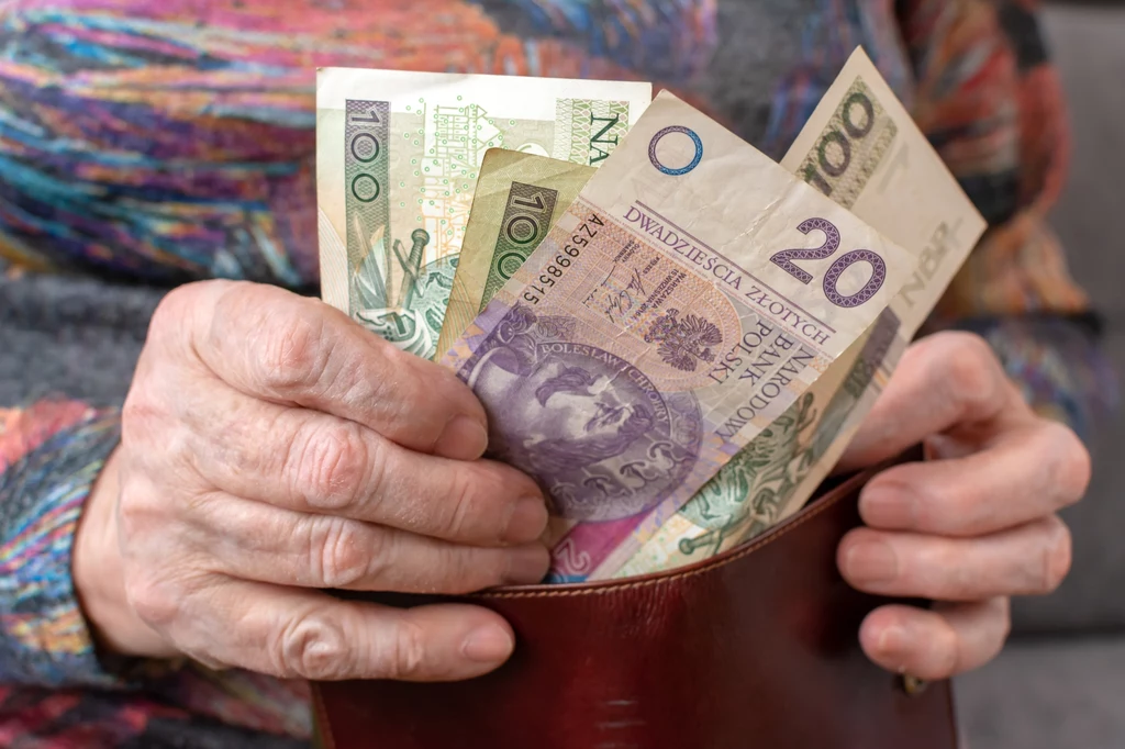 Seniorzy, którzy mają prawo do pobierania emerytury, mogą postarać się o uzyskanie dodatku pielęgnacyjnego