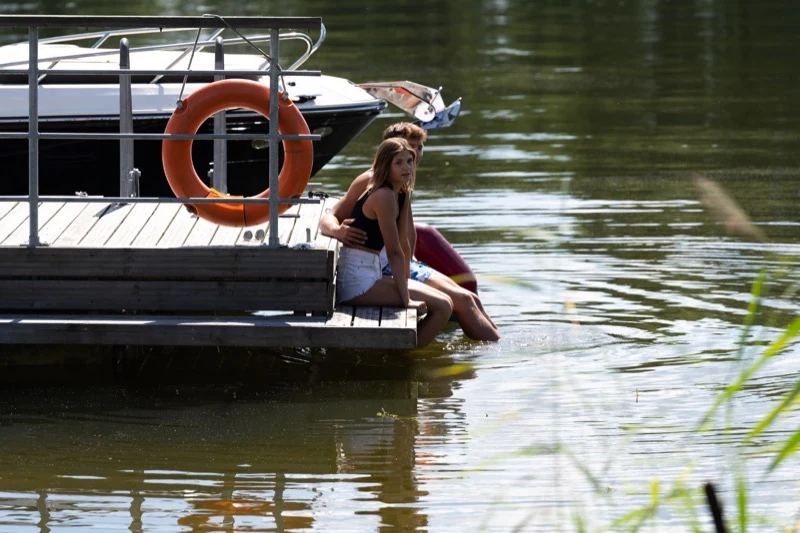 Monika Mielnicka opala się topless na motorówce Monika Mielnicka opala się topless na motorówce