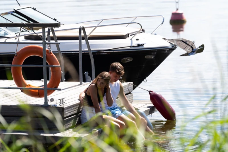 Monika Mielnicka opala się topless na motorówce Monika Mielnicka opala się topless na motorówce