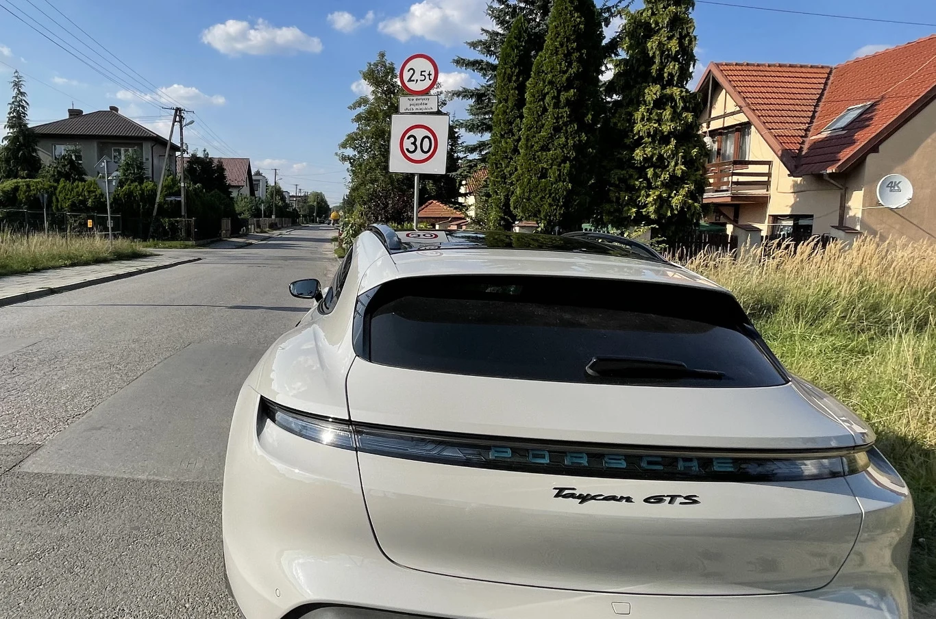Takie Porsche Taycan jest zbyt ciężkie, by wjechać w tę uliczkę lub parkować czterema kołami na dowolnym chodniku Takie Porsche Taycan jest zbyt ciężkie, by wjechać w tę uliczkę lub parkować czterema kołami na dowolnym chodniku