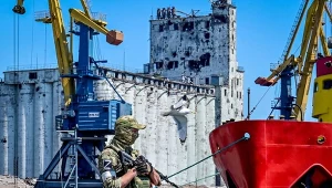 Największe przeładunki zbóż odbywały się w Mariupolu nad Morzem Azowskim. Nz. Rosyjski żołnierz patroluje teren portu morskiego w mieście Mariupol, 12 czerwca 2022 r.