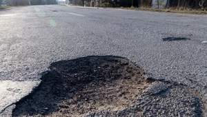 Uszkodziłeś auto na dziurze? Zobacz, jak ustalić zarządcę drogi