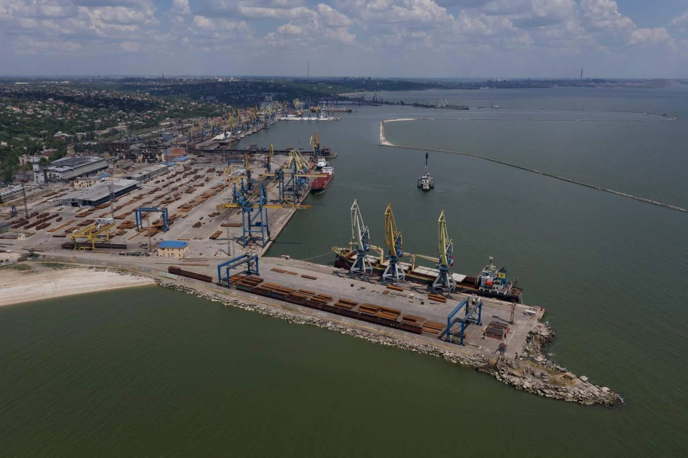 Port morski w Mariupolu w trakcie rosyjskich działań wojskowych na Ukrainie - widok z lotu ptaka (12 czerwca 2022 r. )