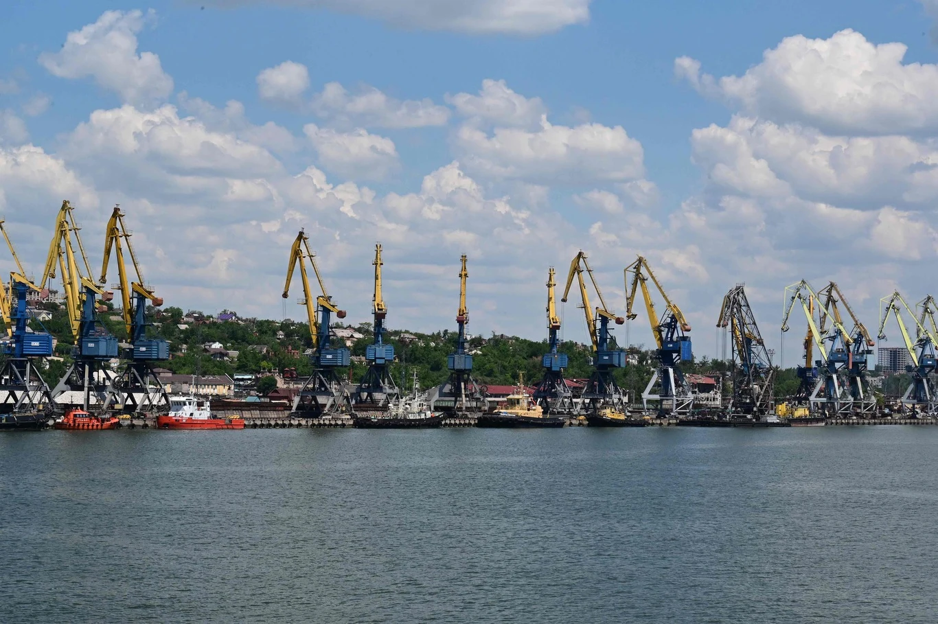 Dźwigi w porcie morskim Mariupol w czasie toczącej się wojny Rosji przeciwko Ukrainie (12 czerwca 2022 r.)
