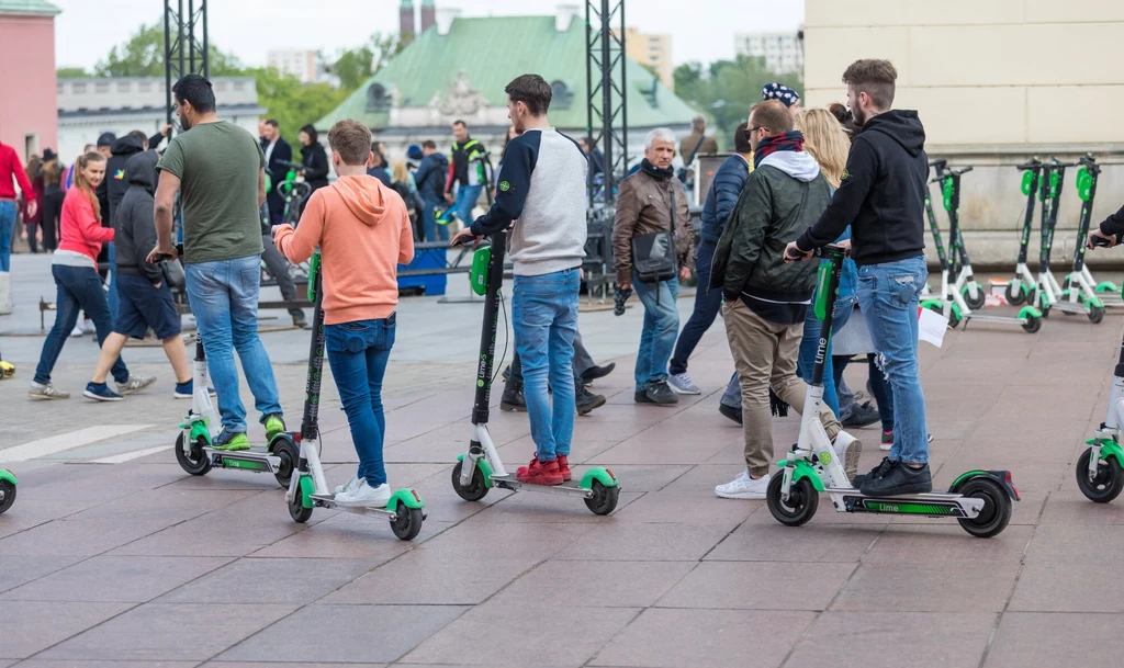 Czy na hulajnodze elektrycznej można jeździć po chodniku?