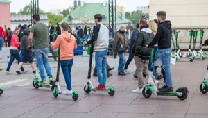 Czy hulajnogą elektryczną można jeździć po chodniku?