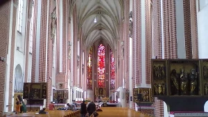 CBOS: Z 94 do 84 proc. spadł od 1992 do 2022 r. odsetek dorosłych określających się jako wierzący