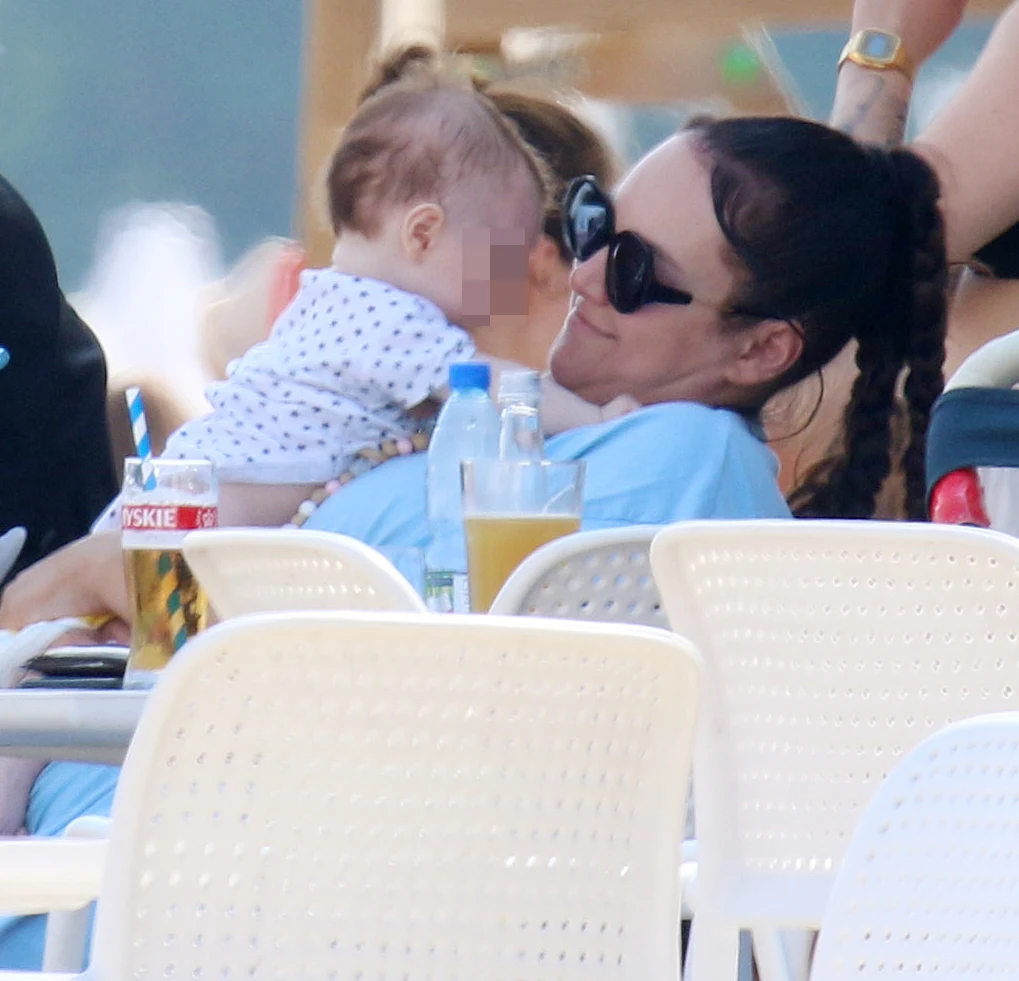 Ewa Farna z mężem i dziećmi w Sopocie