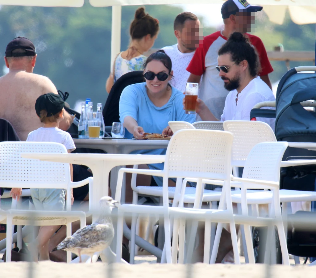 Ewa Farna z mężem i dziećmi w Sopocie