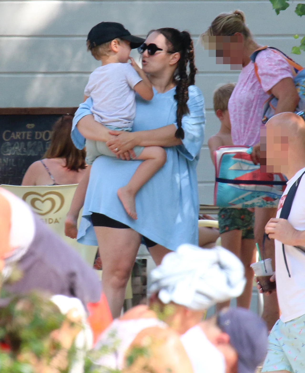 Ewa Farna z mężem i dziećmi w Sopocie