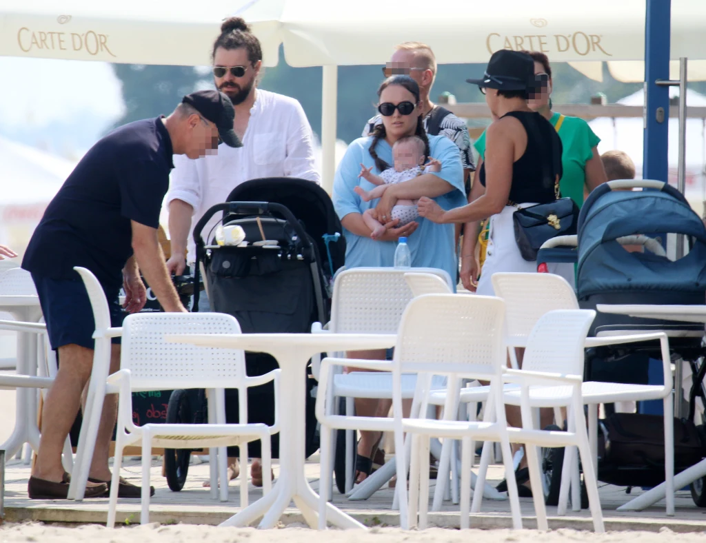 Ewa Farna z mężem i dziećmi w Sopocie