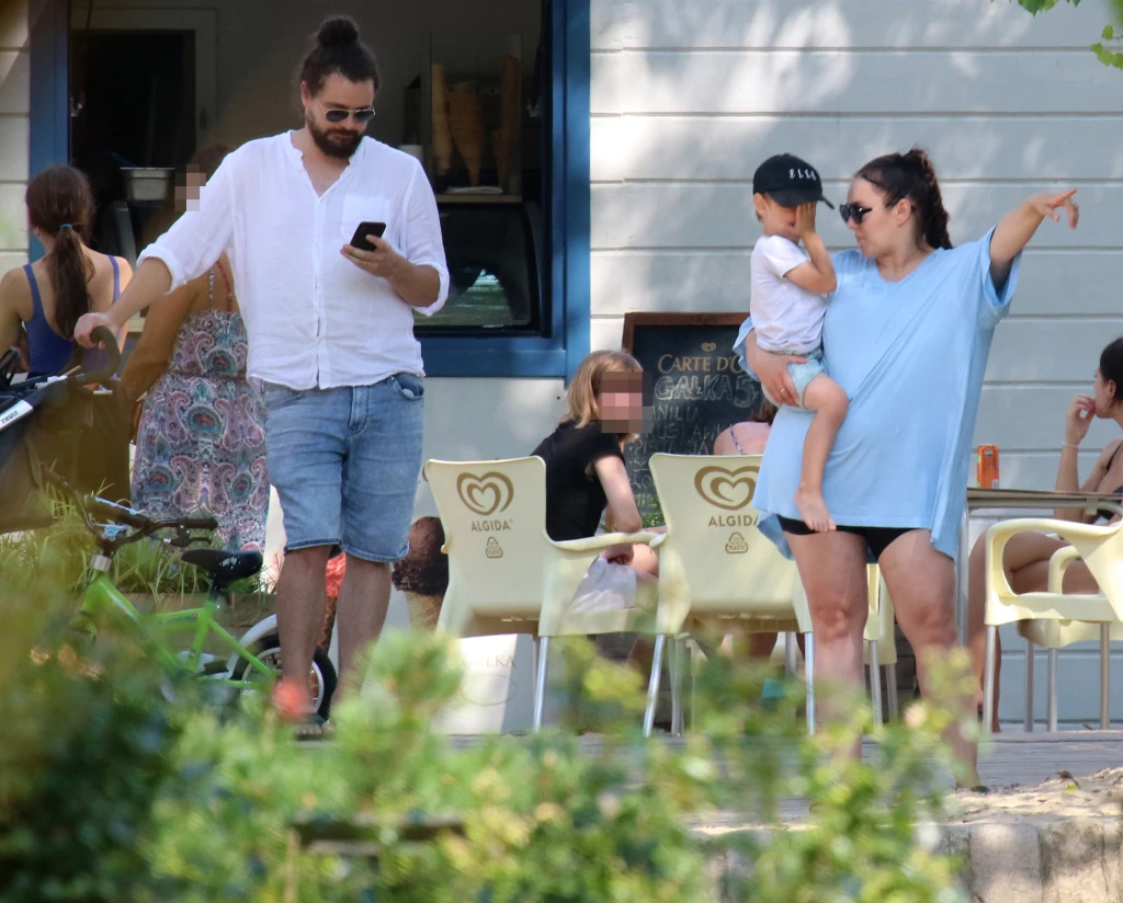 Ewa Farna z mężem i dziećmi w Sopocie