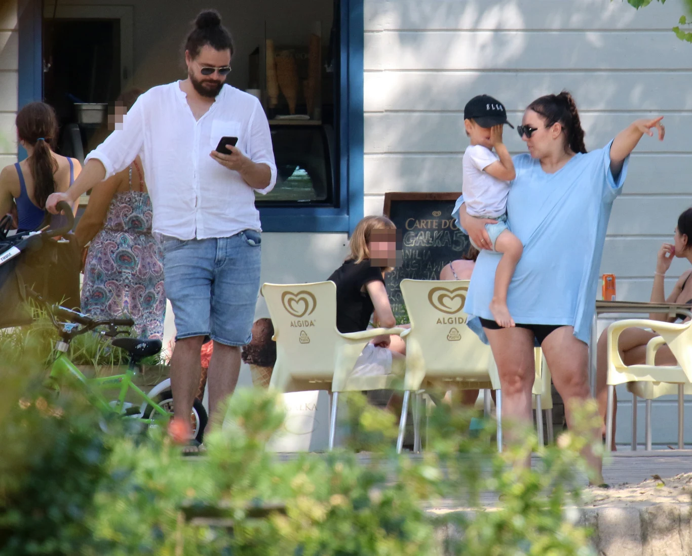 Ewa Farna z mężem i dziećmi w Sopocie