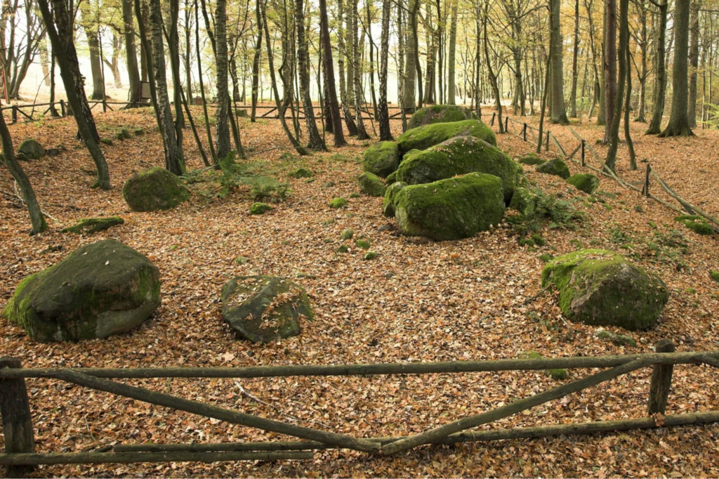 Wieś, w której znajduje się zachowany megalityczny grobowiec komorowy, leży w powiecie sławieńskim, w województwie zachodniopomorskim