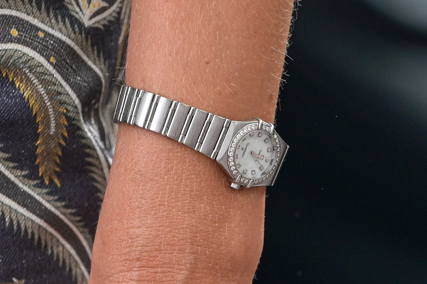 Ten niepozorny zegarek na ręce celebrytki jest wart aż 50 tys. złotych!