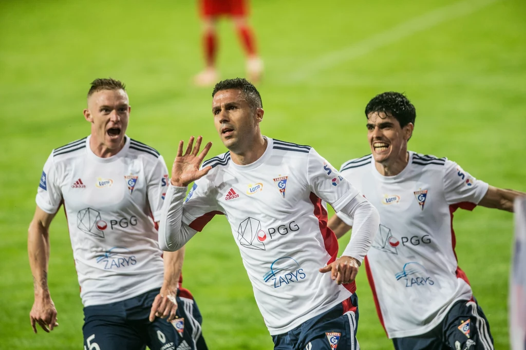 Igor Angulo (w środku) niebawem ponownie może się pojawić na polskich boiskach Igor Angulo (w środku) niebawem ponownie może się pojawić na polskich boiskach