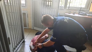 Policja zatrzymała agresywnego rowerzystę. Kopnął i pluł na funkcjonariusza