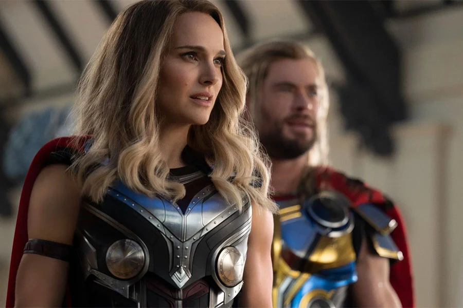 Natalie Portman i Chris Hemsworth w scenie z filmu "Thor: Miłość i grom"