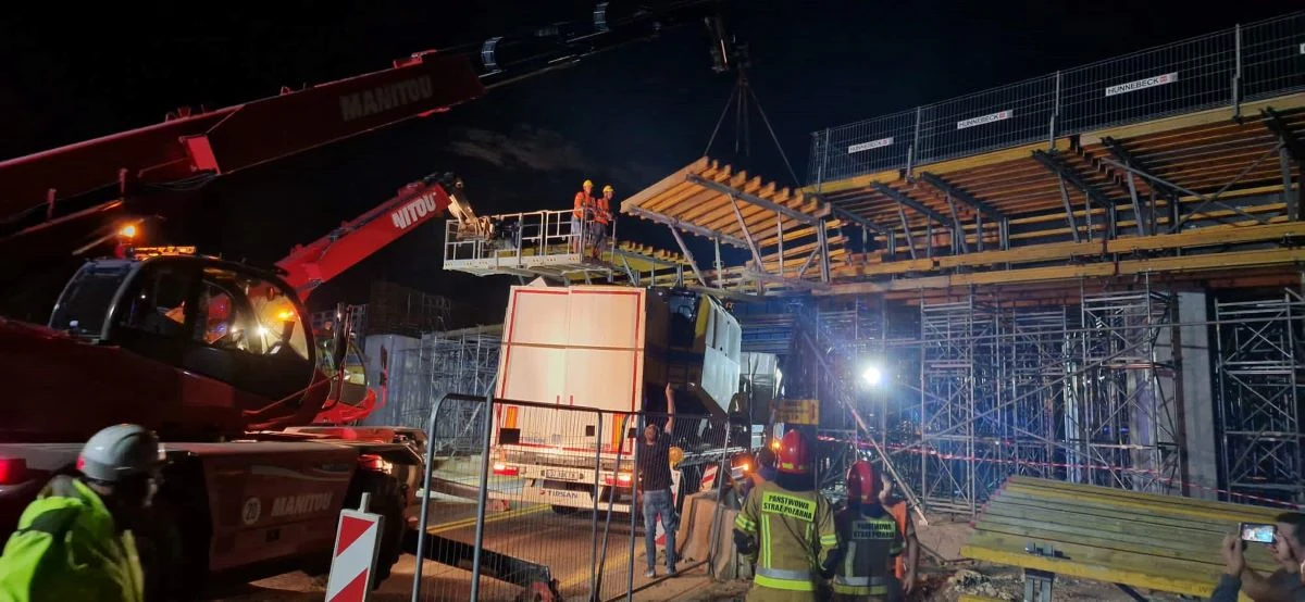 W Dąbrowie Górniczej naczepa z kombajnem nie zmieściła się pod wiaduktem.