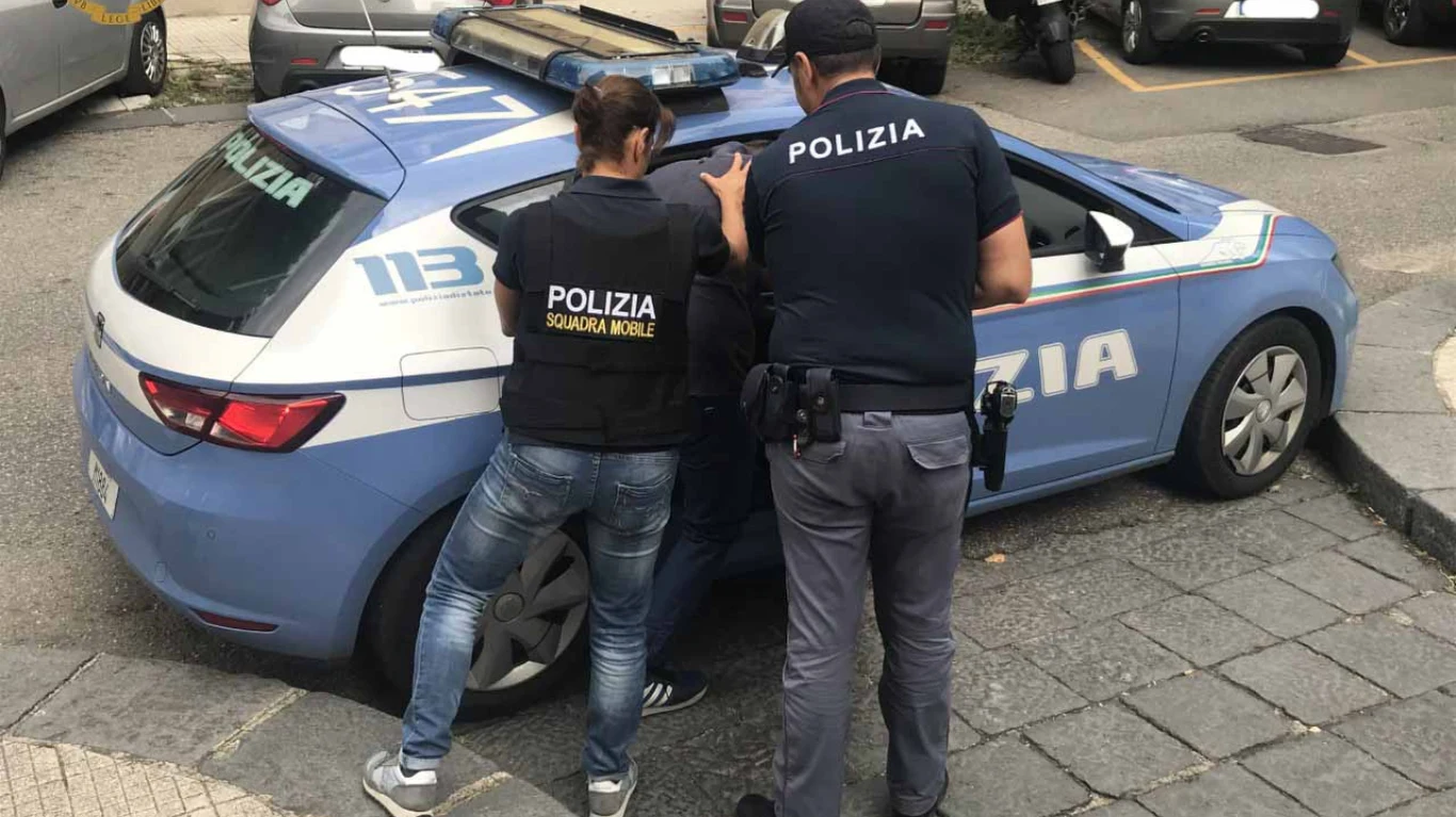 Policjanci z mobilnego oddziału (Squadra Volante) zatrzymali podejrzanego o handel narkotykami 46-letniego Polaka (zdj. ilustracyjne) Policjanci z mobilnego oddziału (Squadra Volante) zatrzymali podejrzanego o handel narkotykami 46-letniego Polaka (zdj. ilustracyjne)