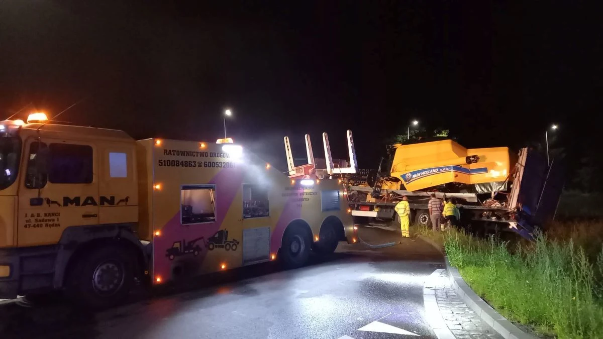 W miejscowości Szałsza, naczepa ciężarówki, na której znajdował się kombajn, zsunęła się do rowu.
