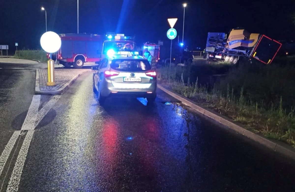 W miejscowości Szałsza, naczepa ciężarówki, na której znajdował się kombajn, zsunęła się do rowu.