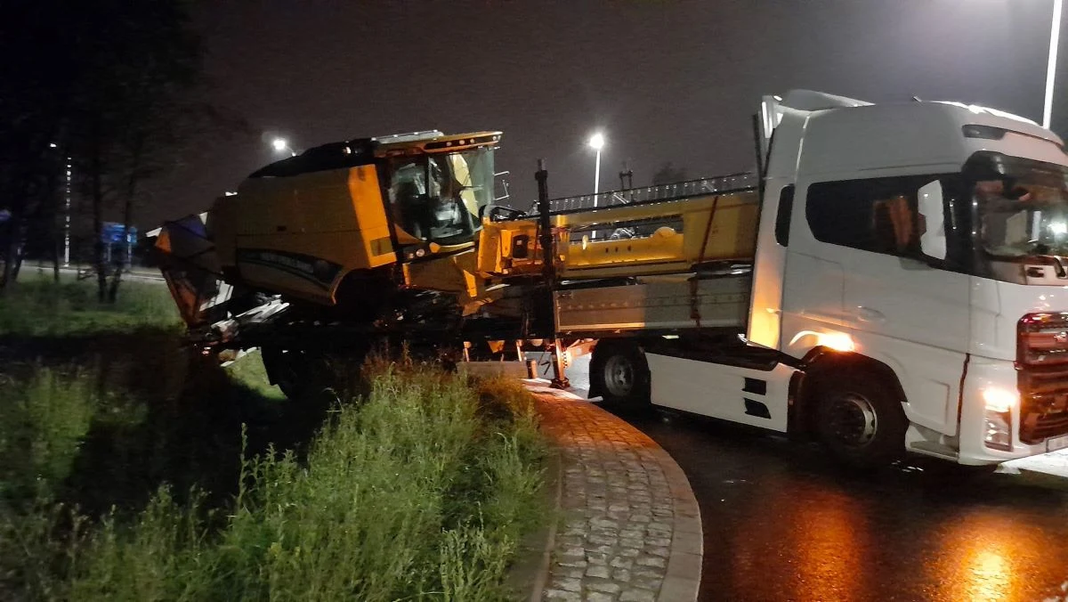 W miejscowości Szałsza, naczepa ciężarówki, na której znajdował się kombajn, zsunęła się do rowu.