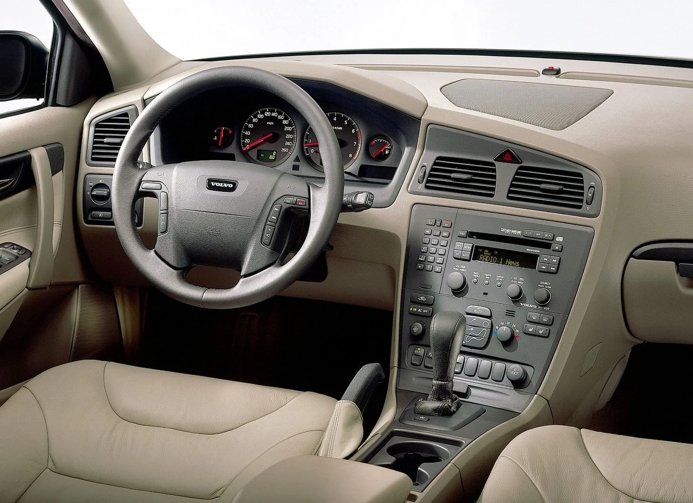 W czasach świetności modelu konsola środkowa Volvo V70 uchodziła za "przeładowaną" i "trudną w obsłudze". Właściciele nowyc aut mogą tylko pomarzyć o takiej egronomii W czasach świetności modelu konsola środkowa Volvo V70 uchodziła za "przeładowaną" i "trudną w obsłudze". Właściciele nowyc aut mogą tylko pomarzyć o takiej egronomii