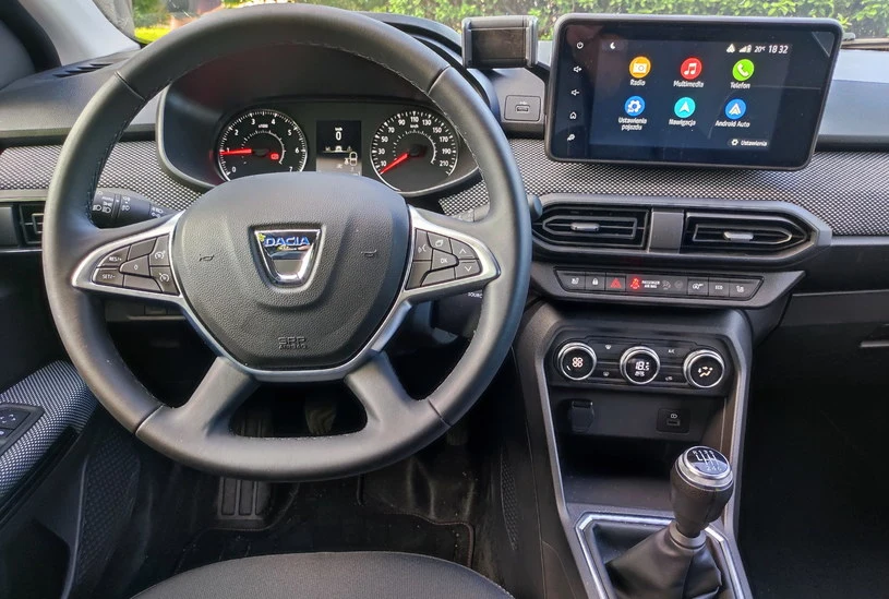 Deska rozdzielcza Dacii Sandero. W tym samochodzie ekran dotykowy obsługuje się bardzo intuicyjnie Deska rozdzielcza Dacii Sandero. W tym samochodzie ekran dotykowy obsługuje się bardzo intuicyjnie