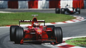 Michael Schumacher za kierownicą sprzedanego właśnie egzemplarza w drodze po zwycięstwo podczas wyścigu o GP Włoch w 1998 roku