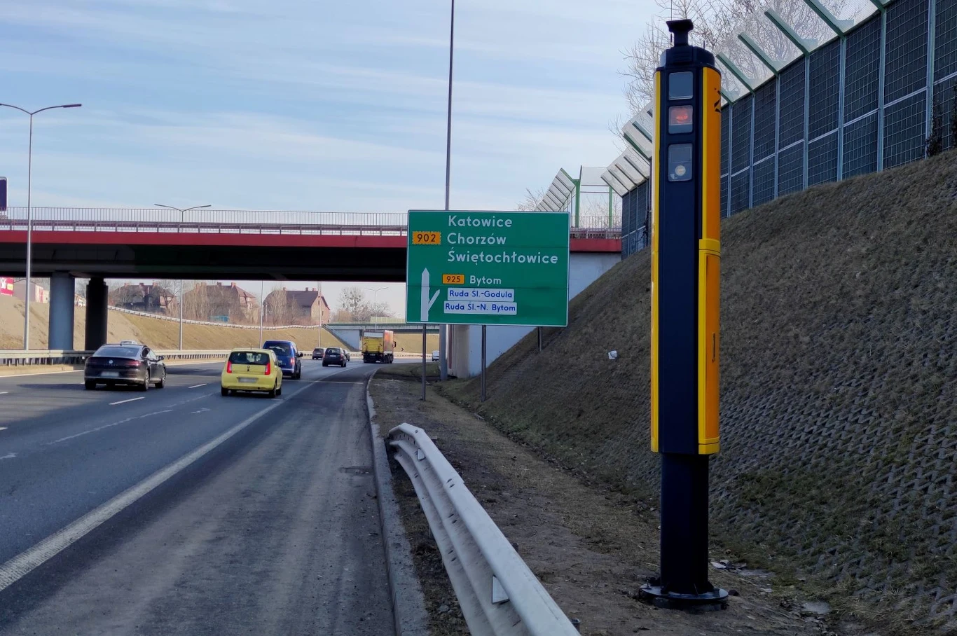 Fotoradar na słynnym "zakręcie mistrzów" w Rudzie Śląskiej. Fotorapid PRO to nowa generacja "klasycznych" radarów - urządzenie potrafi śledzić na raz nawet 32 "cele"