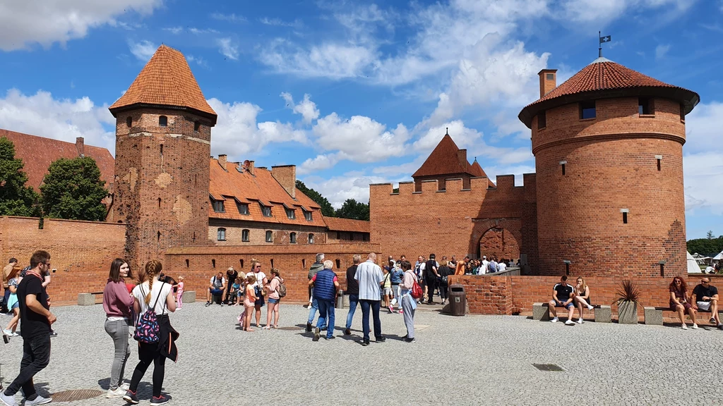 Zamek krzyżacki w Malborku przyciąga każdego roku tysiące turystów. 