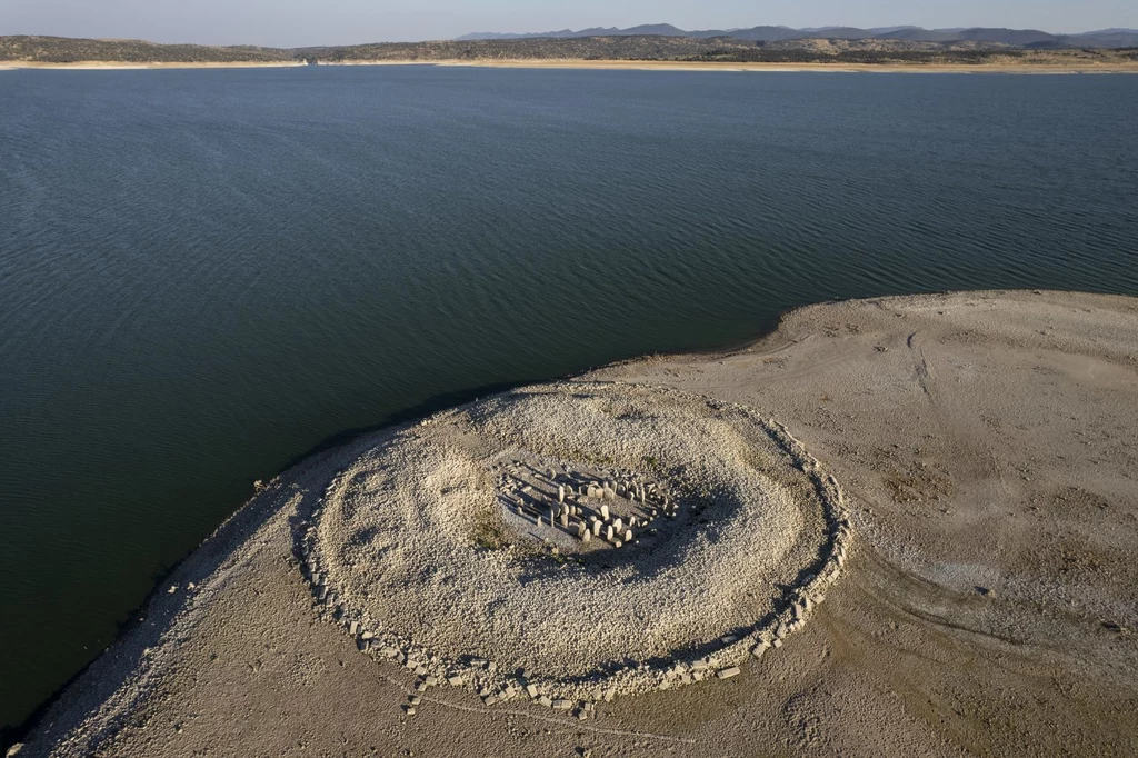 „Hiszpański Stonehenge”, jest widoczny nad poziomem wody w zbiorniku Valdecanas po raz szósty w historii dzięki kolejnej fali upałów / foto:  Pablo Blazquez Dominguez