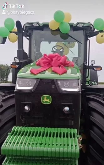 Traktor w prezencie ślubnym fot. @bosybiegacz Traktor w prezencie ślubnym fot. @bosybiegacz