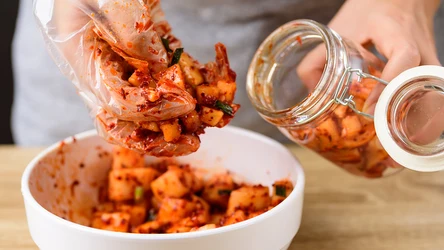 ​Zawiera więcej probiotyków niż jogurt. Zamiast kupować w sklepie, zrób w domu